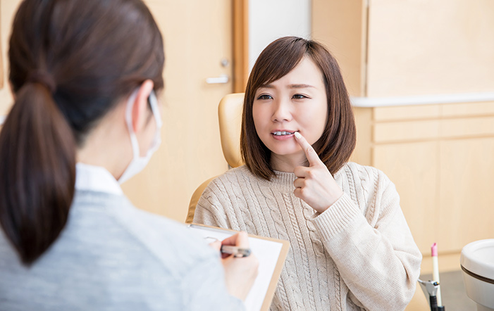 カウンセリングを受ける女の人